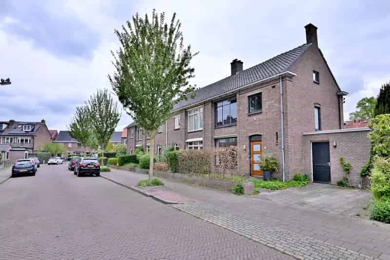 Huis te koop Deventer: Ruime hoekwoning met 4 slaapkamers en parkeerplaats