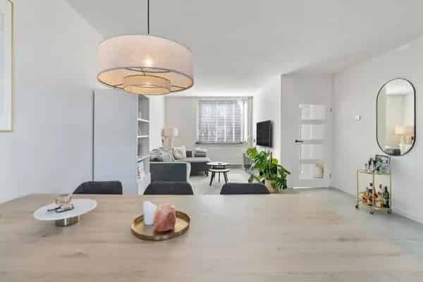 Moderne Hoekwoning 3 Slaapkamers Kindvriendelijke Omgeving