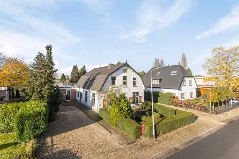 Vrijstaande woonboerderij met dubbele bewoning en bijgebouwen