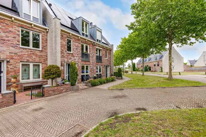 Huis te koop Houten De Steen: Instapklare Uitgebouwde Tussenwoning