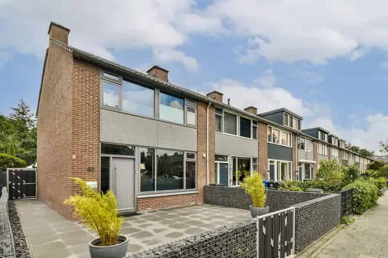 Huis te koop Ommoord: Ruime hoekwoning met tuin