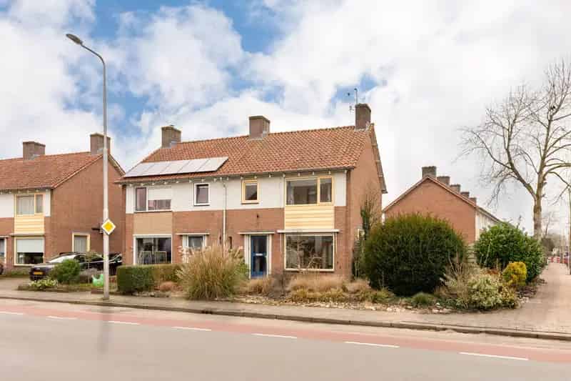 Te koop: 5 Slaapkamers, Klusserswoning, Ruime Tuin Barneveld