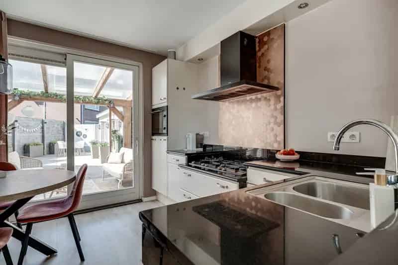 Ruime Tweekapper Babberich: Drie Slaapkamers, Tuin en Niko Domotica