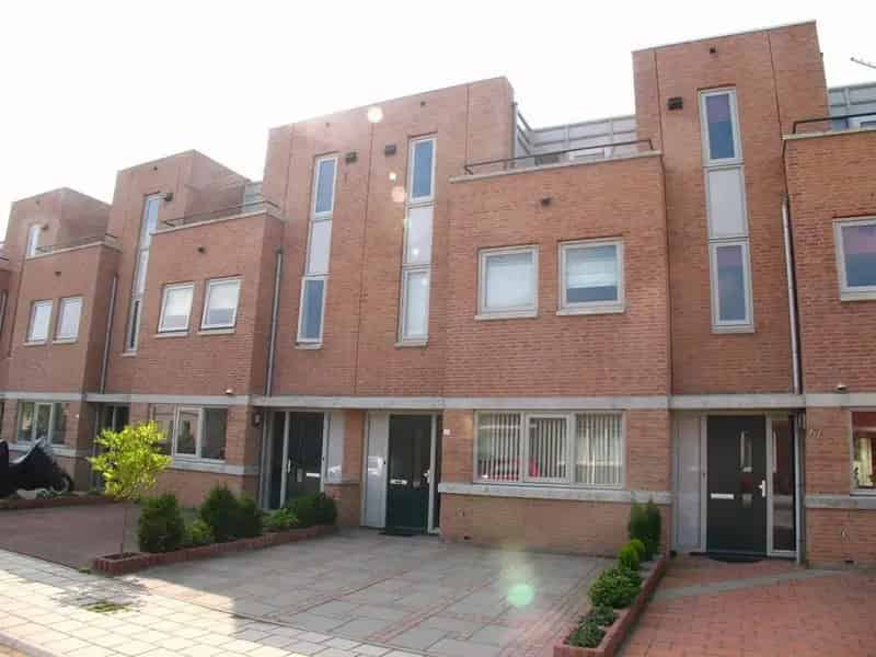 Huren woning: Reageer via Funda of Pararius