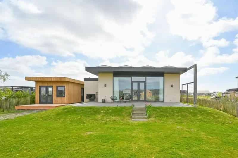 Moderne Vrijstaande Woning Almere met Tiny House en Ruim Perceel