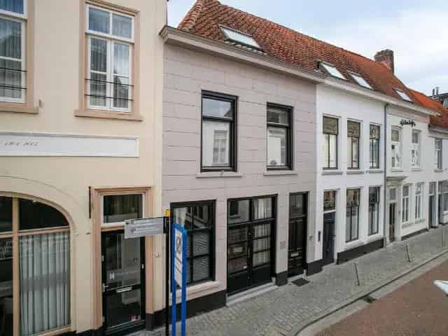 Herenhuis Bergen op Zoom: Ruimte, Stijl en Veelzijdigheid