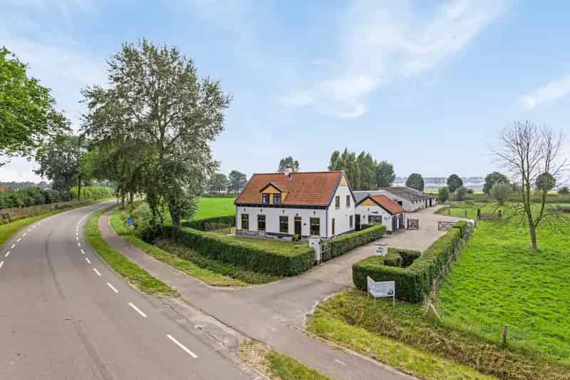 Woonboerderij IJzendijke 324m2 17640m2 grond