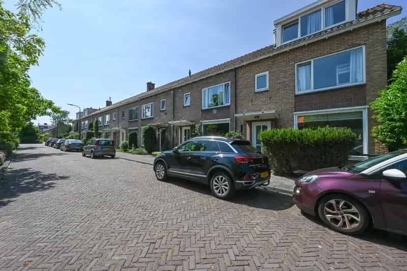 Huis te koop Willem Klooslaan Voorburg: Ruime hoekwoning met garage en tuin