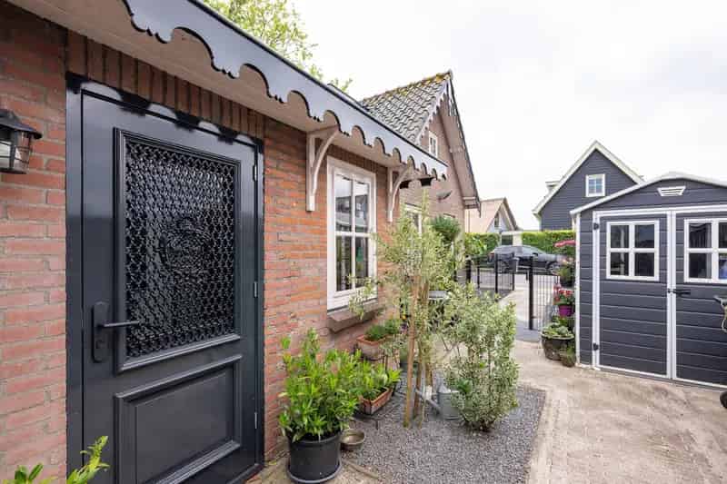 Huis te koop Oud Loosdrecht: gerenoveerde woning met 3 slaapkamers en tuin