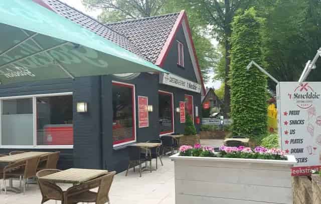Cafetaria te koop Epe: Ruim terras, zaaltje en bedrijfswoning