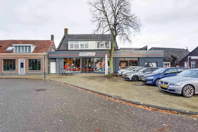 Winkelruimte Raamsdonksveer te koop: 675m² met bovenwoning