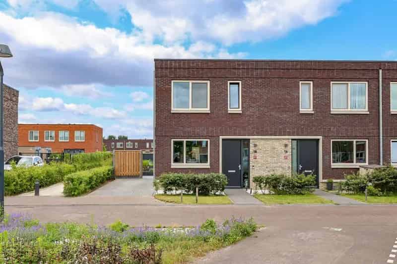 Hoekwoning Almere 88m2 3 slaapkamers tuin 11 zonnepanelen A++++