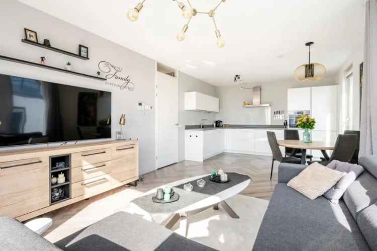 3 Kamer Appartement Almere Poort  64m2  Balkon  Parkeerplaats