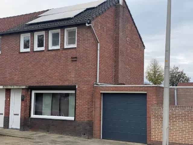 Ruime woning te koop in Heerlen met garage en tuin