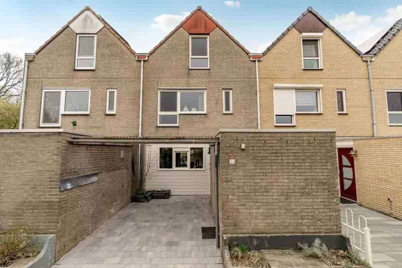 Ruime gezinswoning te Lelystad 4 slaapkamers moderne keuken en badkamer