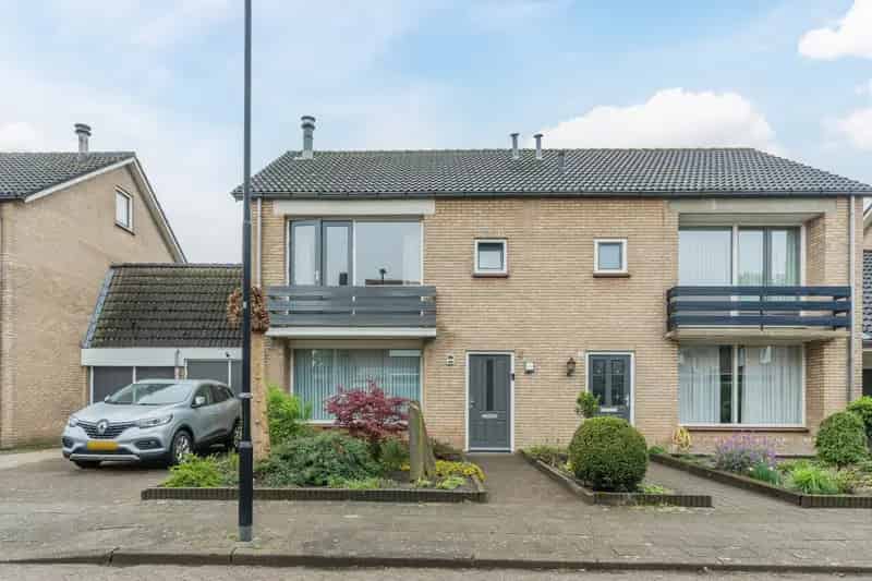 Ruime 2-onder-1-kapwoning te Asten met garage en bijgebouw
