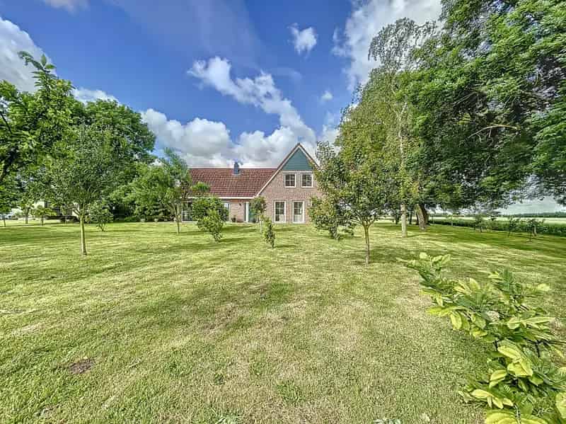 Royale woning met loods en schuur in Zeeuwse polder