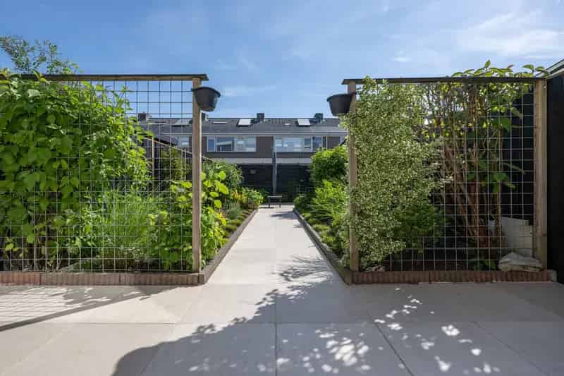 Drive-in woning Middelharnis: Ruime garage, 3 slaapkamers, tuin
