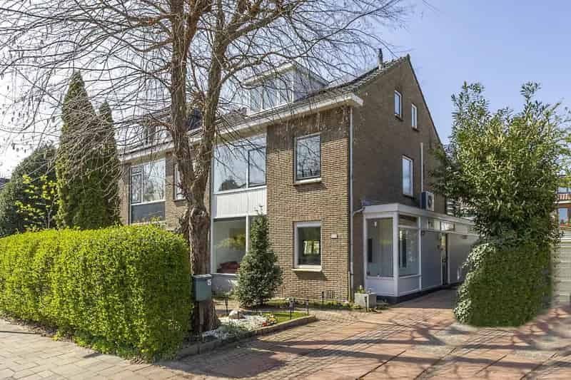 Ruime 6-kamer 2-onder-1-kapwoning te koop in Oegstgeest
