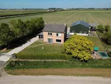 Vrijstaande woning met schuur in de polder