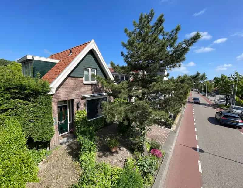 Vrijstaand woonhuis met bedrijfsruimte Amsterdam