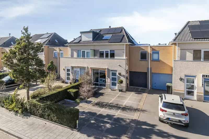 Ruime gezinswoning nabij water en stad