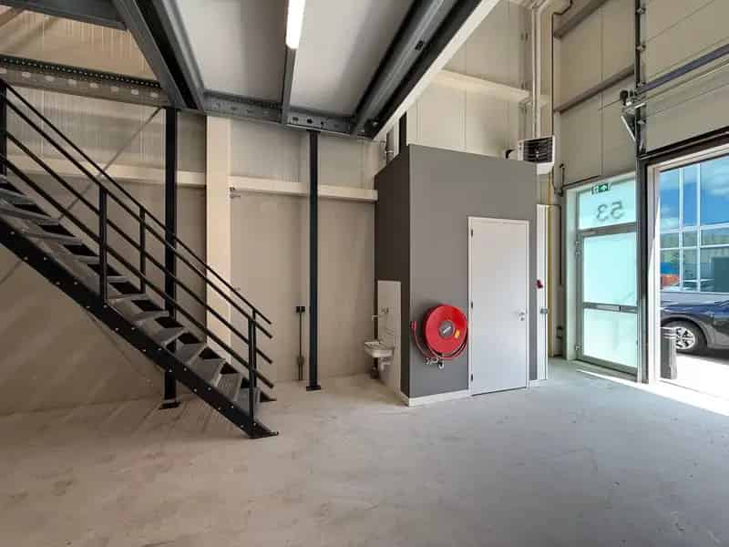 Bedrijfshal Ridderkerk te huur: 68m² bedrijfsruimte + 43m² entresol