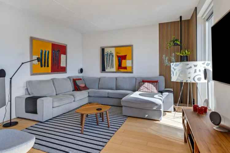 Huis te koop Almere: Ruime waterwoning met 4 slaapkamers en aanlegsteiger