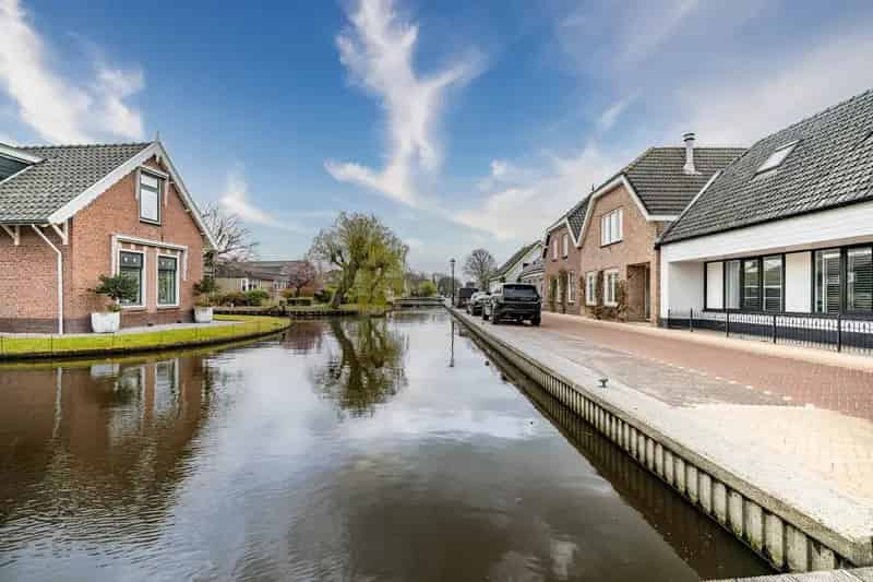 Huis te koop Zoeterwoude: Ruim hoekhuis met extra inkomsten