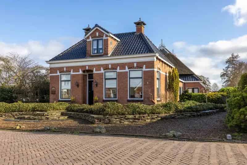 Landelijk wonen in Surhuizum: Ruime woonboerderij met 6 slaapkamers