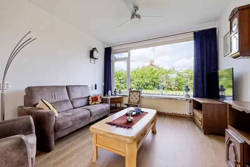 Royale Tweekapper in De Wiken met 4 slaapkamers en Garage