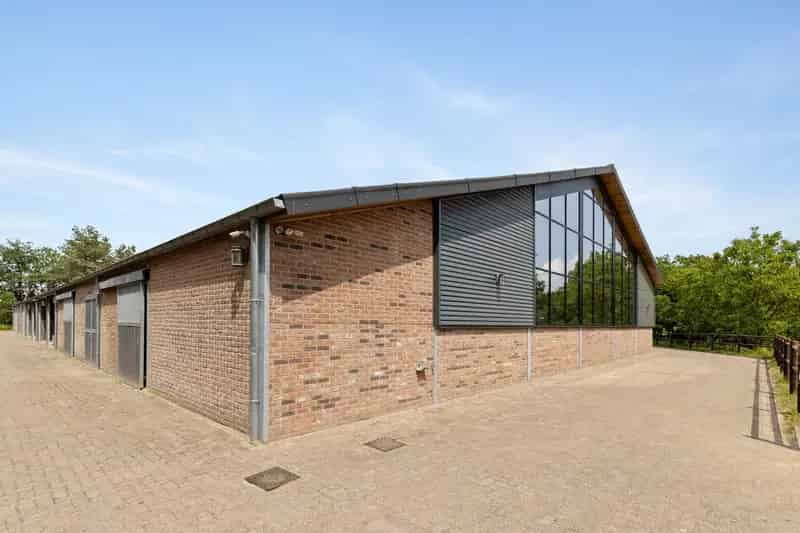 Huis te koop: Hippische accommodatie met woonboerderij en weilanden