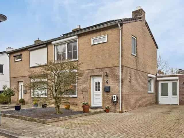 Ruime Halfvrijstaande Woning Gronsveld met Tuin en 24 Zonnepanelen