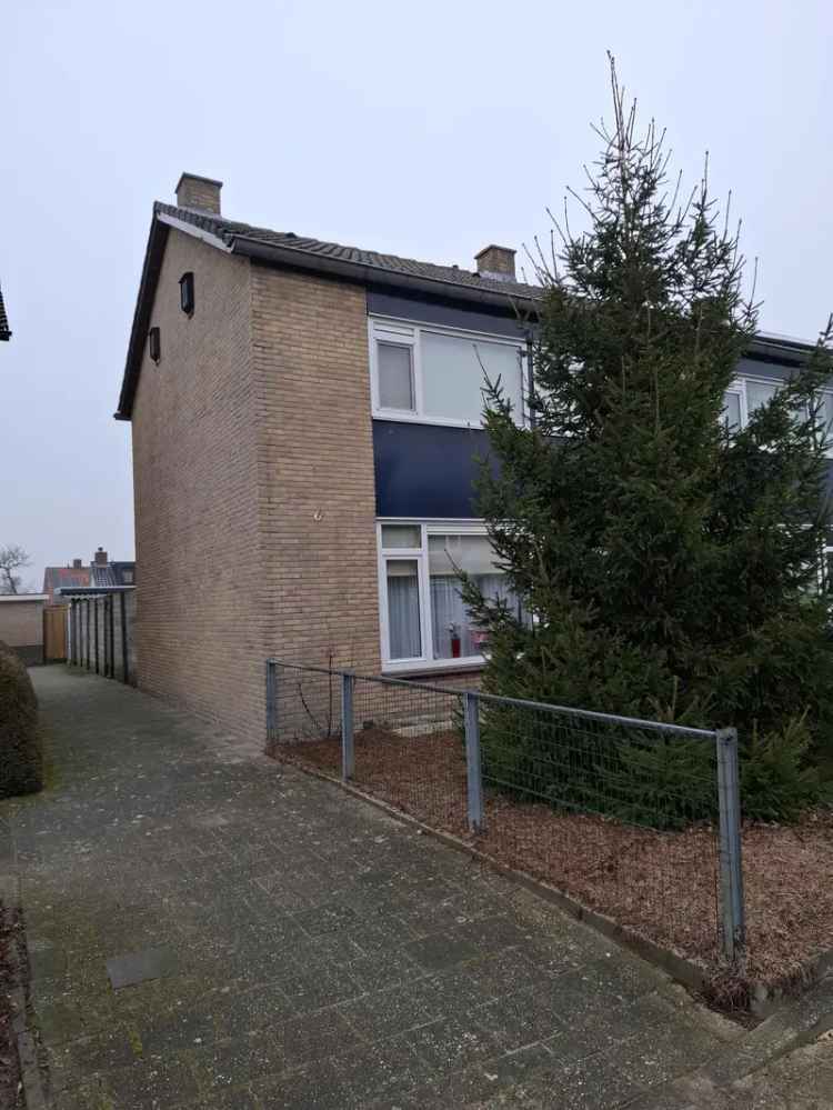 Hoekwoning te huur nabij sportvelden en winkelcentrum