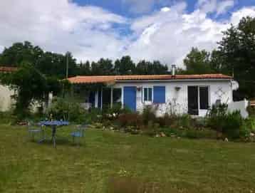 Vrijstaande Bungalow te Koop in Ecuras Charente