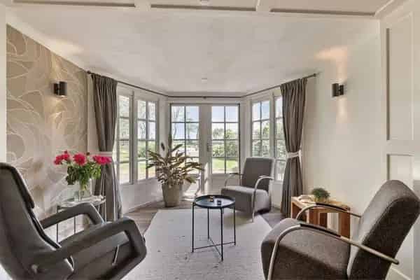 Landelijk gelegen landhuis met paardenstallen en groot perceel