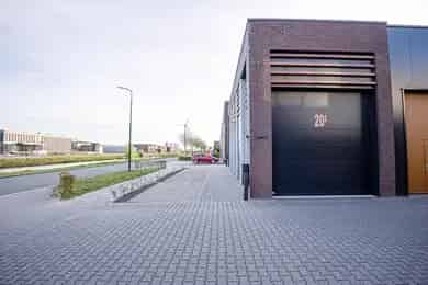 80m2 Bedrijfsruimte te Huur Houten Opslag Werkplaats Zonnepanelen
