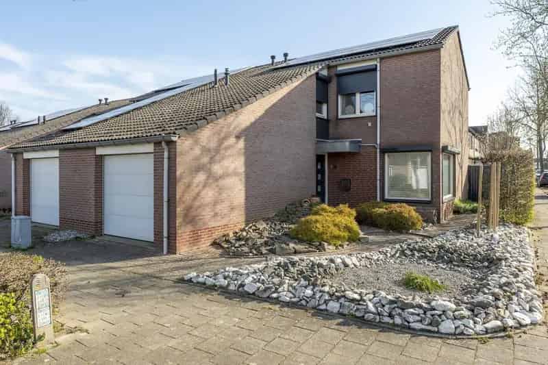 Ruim woonhuis met 4 slaapkamers en garage te koop