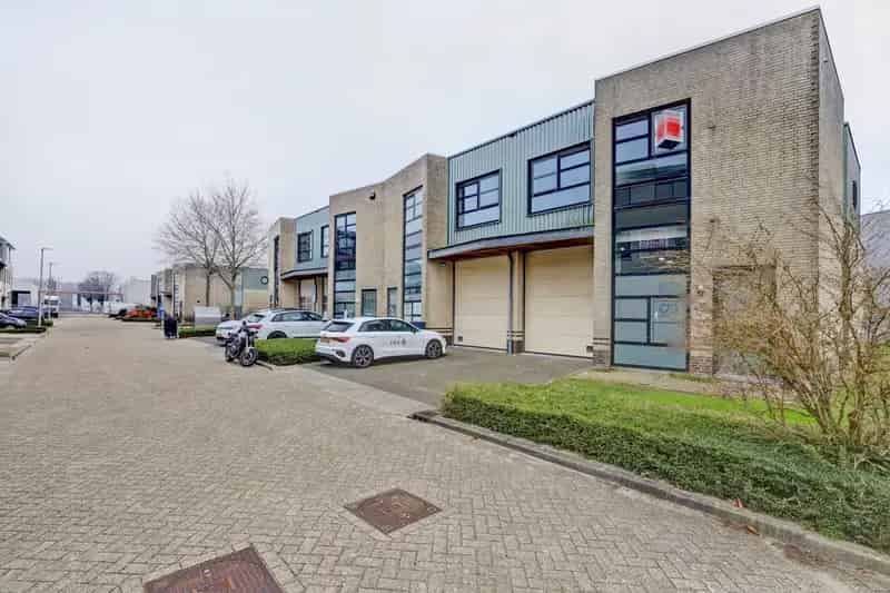 Bedrijfshal te Huur Alphen aan den Rijn 195m²