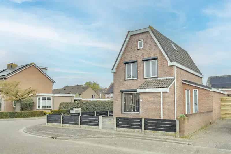 Huis te Koop Waspik: Gerenoveerde Familiewoning met Garage en Werkruimte