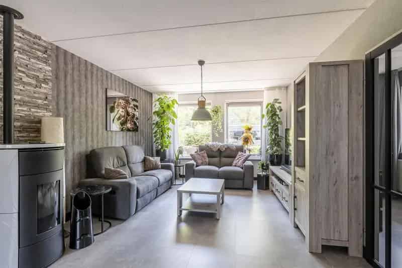 Uitgebouwde 2-onder-1-kapwoning met 4 slaapkamers en garage