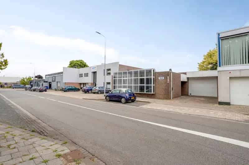 Vrijstaande woning met bedrijfsruimte te Eindhoven