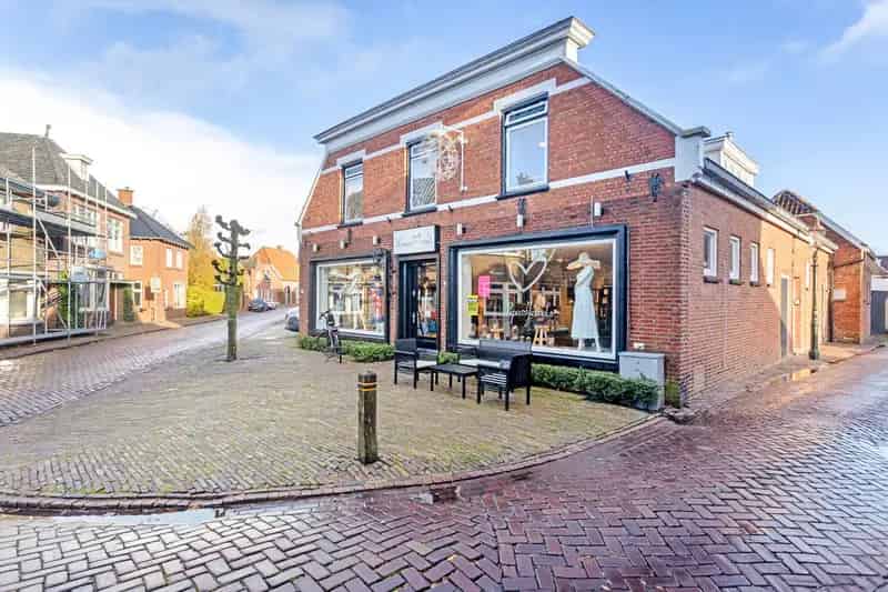 Winkelruimte te Koop Borne: Karakteristieke Winkel met 2 Bovenwoningen