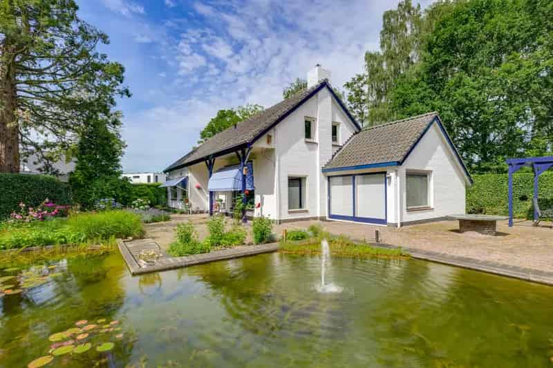 Vrijstaande Villa te Prinsenbeek Ruime Tuin Gastenverblijf