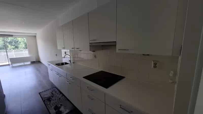 Ruim 4-kamerappartement Hoogvliet met balkon en parkeerplaats