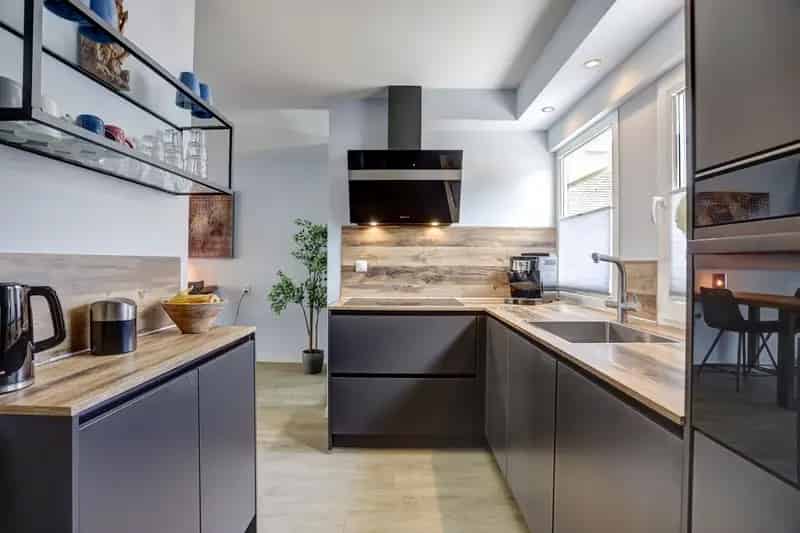 Ruime 6-kamer Poortwoning met 2 Zolders te Spijkenisse
