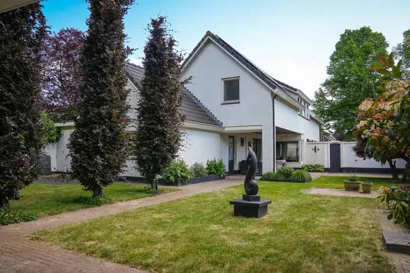 Huis te koop Alphen: Ruime gerenoveerde woning met tuin en bijgebouw