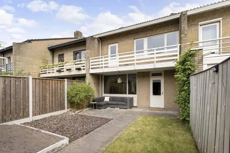 Ruime 5 Slaapkamer Tussenwoning met Tuin Nabij Scholen