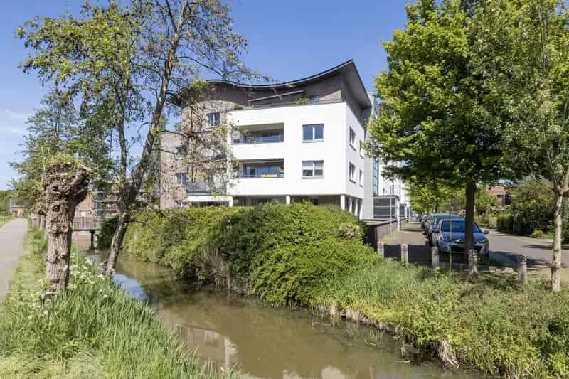 Modern appartement Oegstgeest - Ruim terras en parkeerplaats