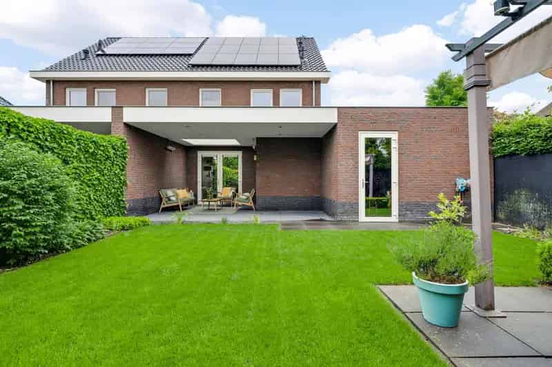 Royale 2-onder-1-kapwoning Hoebenakker met garage en tuin